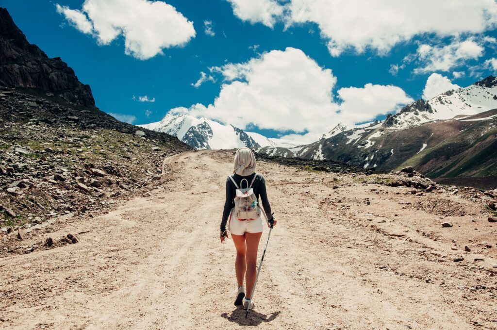 How to start an online hiking blog - Young lady hiker heading up the mountain