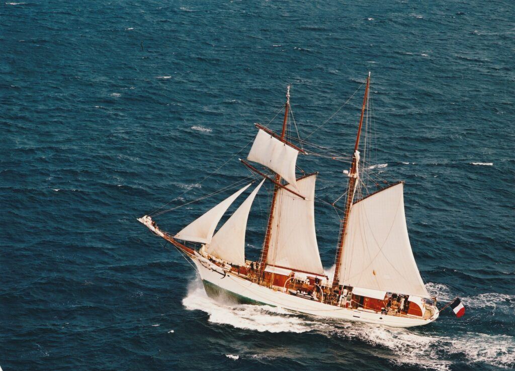 sailing - online sailing business - old school sailing schooner on the ocean